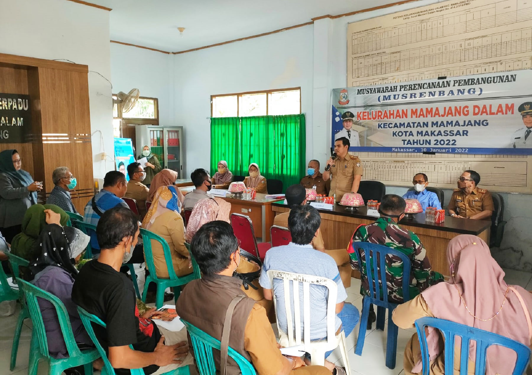 Gambar Plt Camat Mamajang M. Ari Fadli, S.STP membuka Kegiatan Musyawarah Perencanaan Pembangunan (MUSRENBANG) Tingkat Kelurahan Mamajang Dalam
