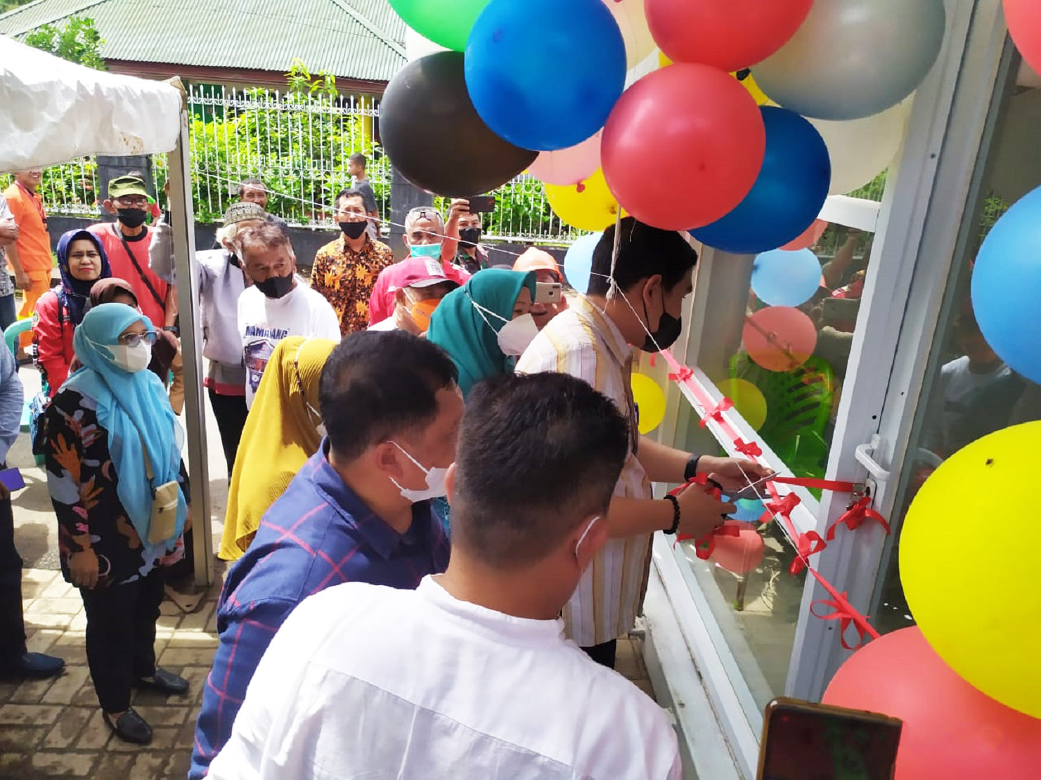 Gambar Plt Camat Mamajang M. Ari Fadli, S.STP meresmikan Kontainer Makassar Recover (MR) di Kelurahan Parang