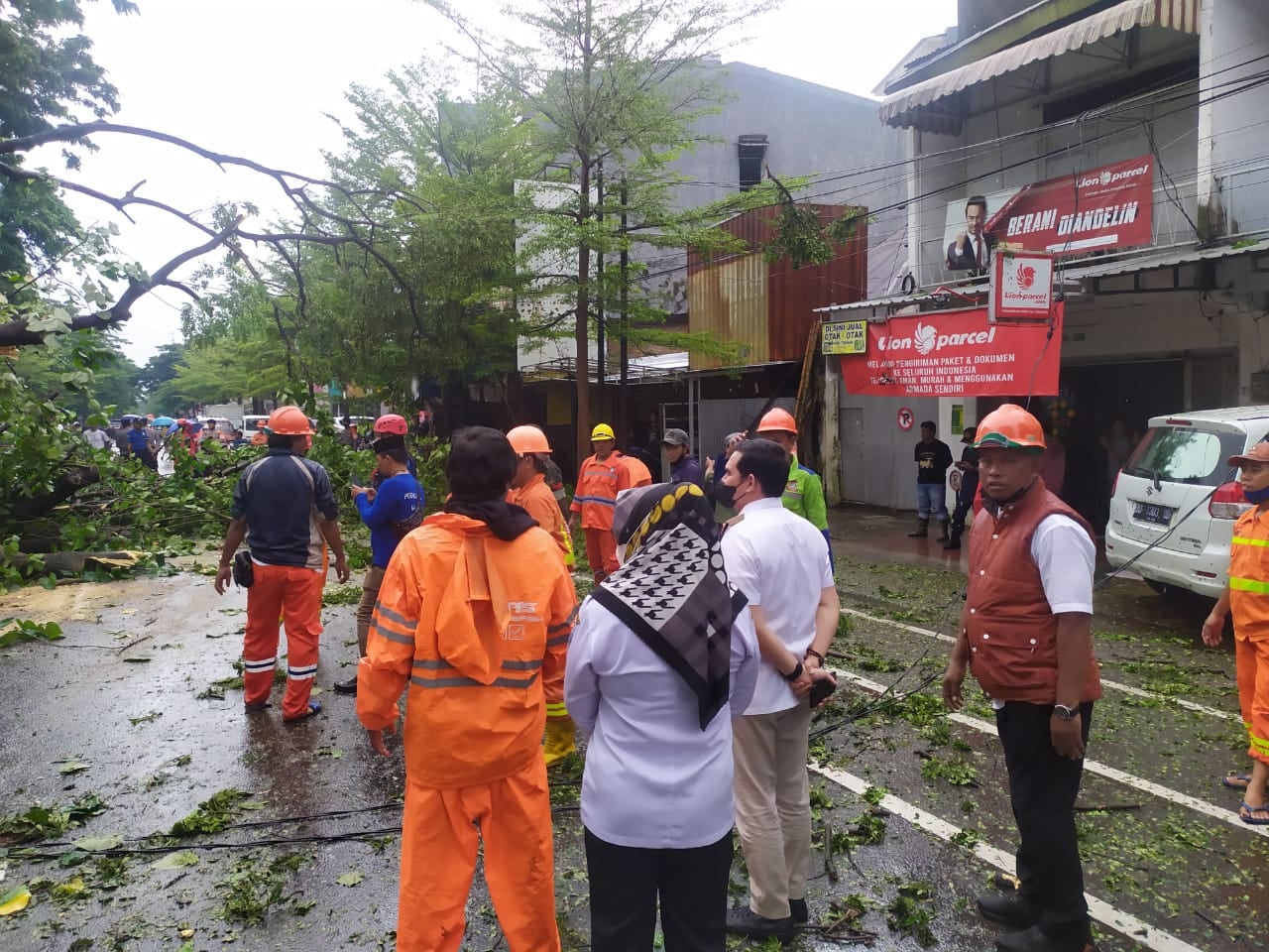 Gambar Plt Camat Mamajang M. Ari Fadli, S.STP pimpin langsung pembersihan puing puing dari pohon Tumbang