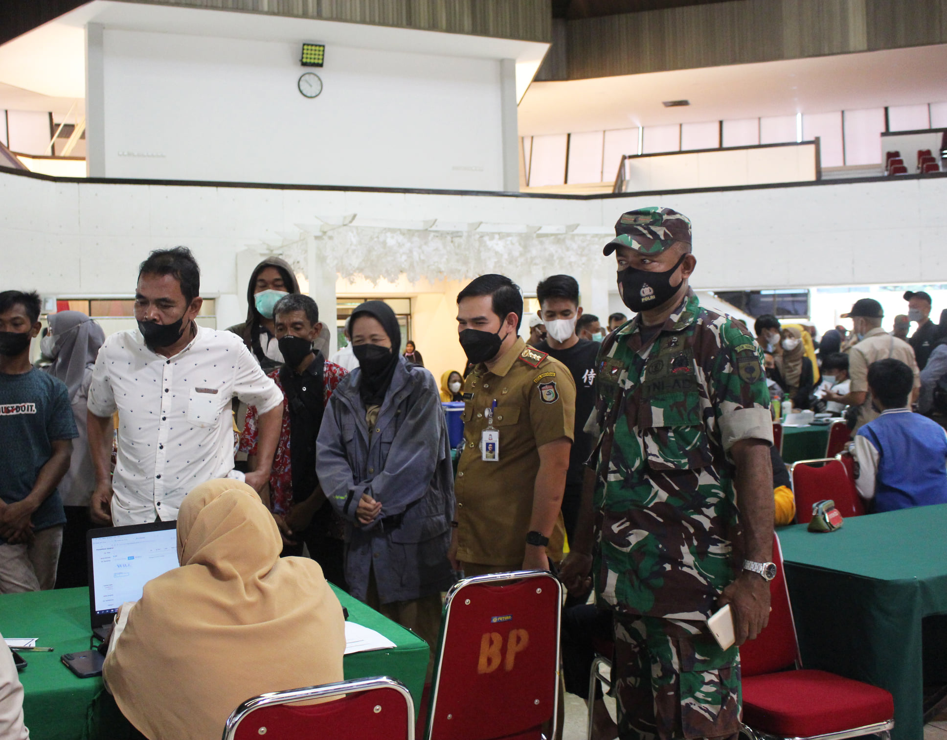 Gambar Plt Camat Mamajang M. Ari Fadli, S.STP pantau langsung Kegiatan Vaksinasi di Balai Prajurit Manunggal