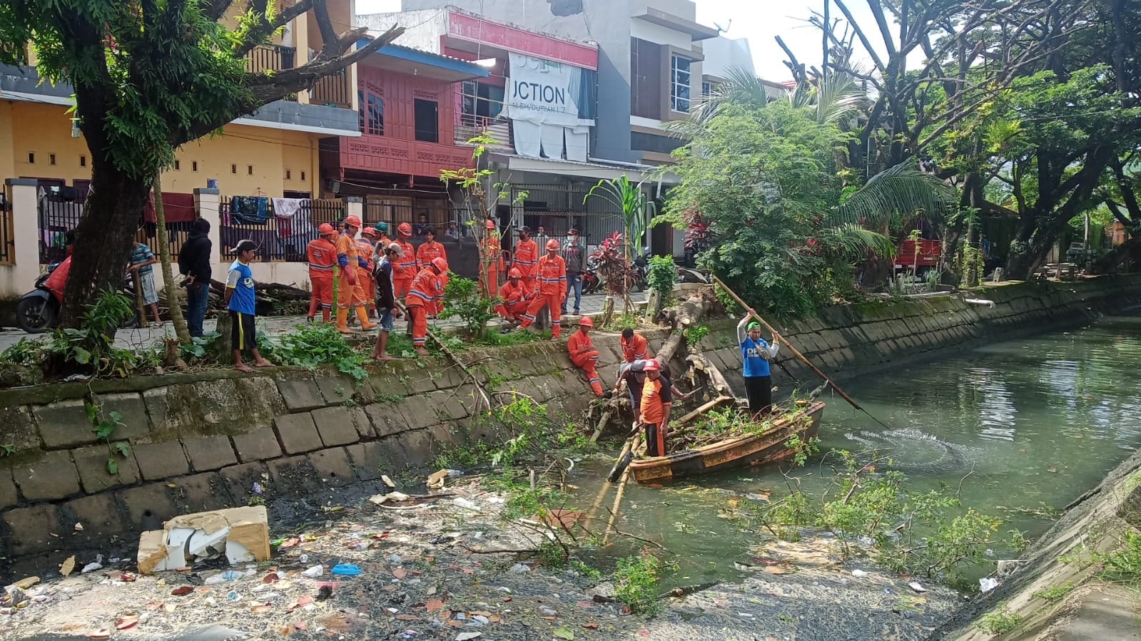 Gambar Satuan Kebersihan Kecamatan Mamajang lakukan pembersihan dari pohon tumbang