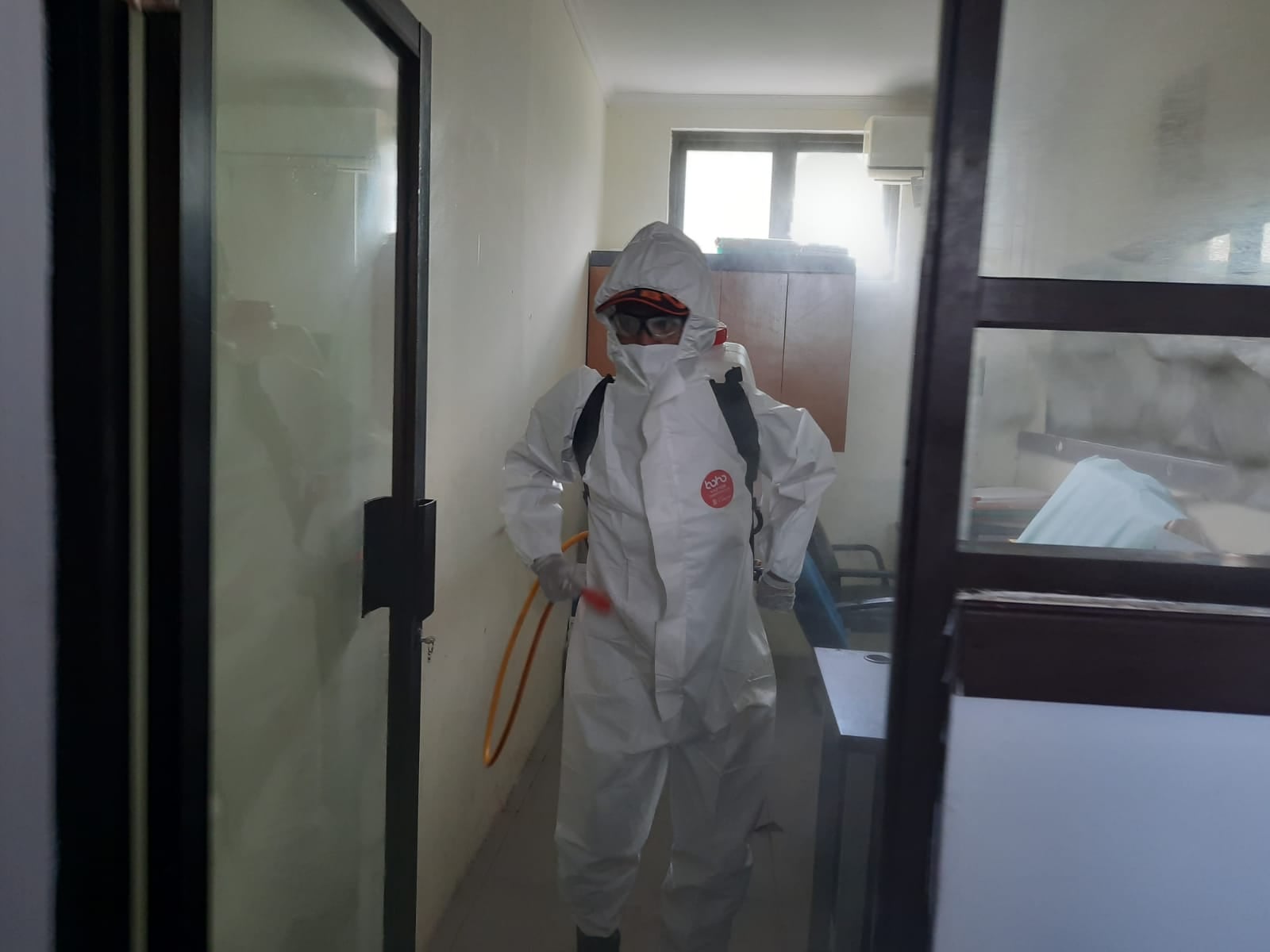 Gambar Pemerintah Kecamatan Mamajang lakukan penyemprotan desinfektan di Halaman kantor Kecamatan Mamajang
