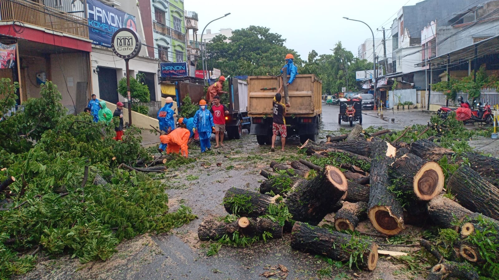Gambar Satgas Kebersihan Kecamatan Mamajang bersama Tim dari Dinas Lingkungan Hidup Kota Makassar melaksanakan pembersihan Pohon Tumbang yang terjadi di Depan Gereja Bukit Zaitun