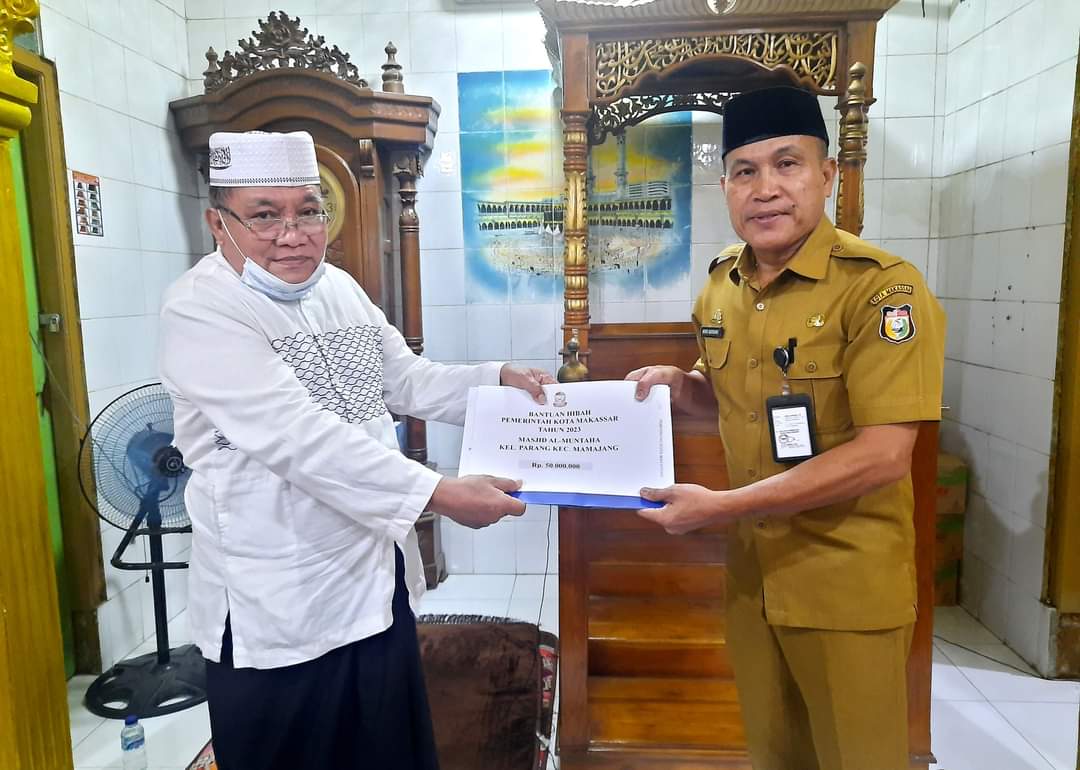 Gambar Sekretaris Camat Mamajang A. Asdhar, SH Serahkan Bantuan Hibah Kepada Masjid Al-Muntaha Kelurahan Parang