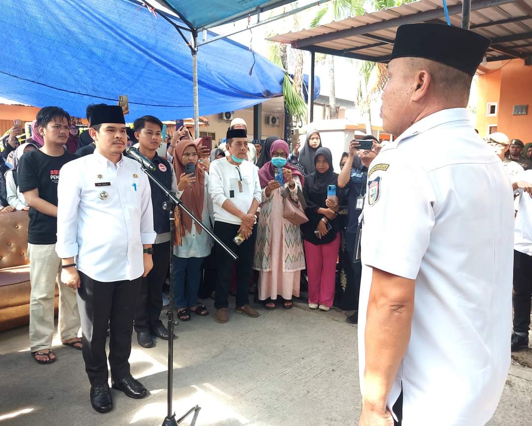 Gambar Camat Mamajang M. Ari Fadli S.STP Pimpin Pelepasan Jenazah Almarhum A. Saiful Secara Kedinasan