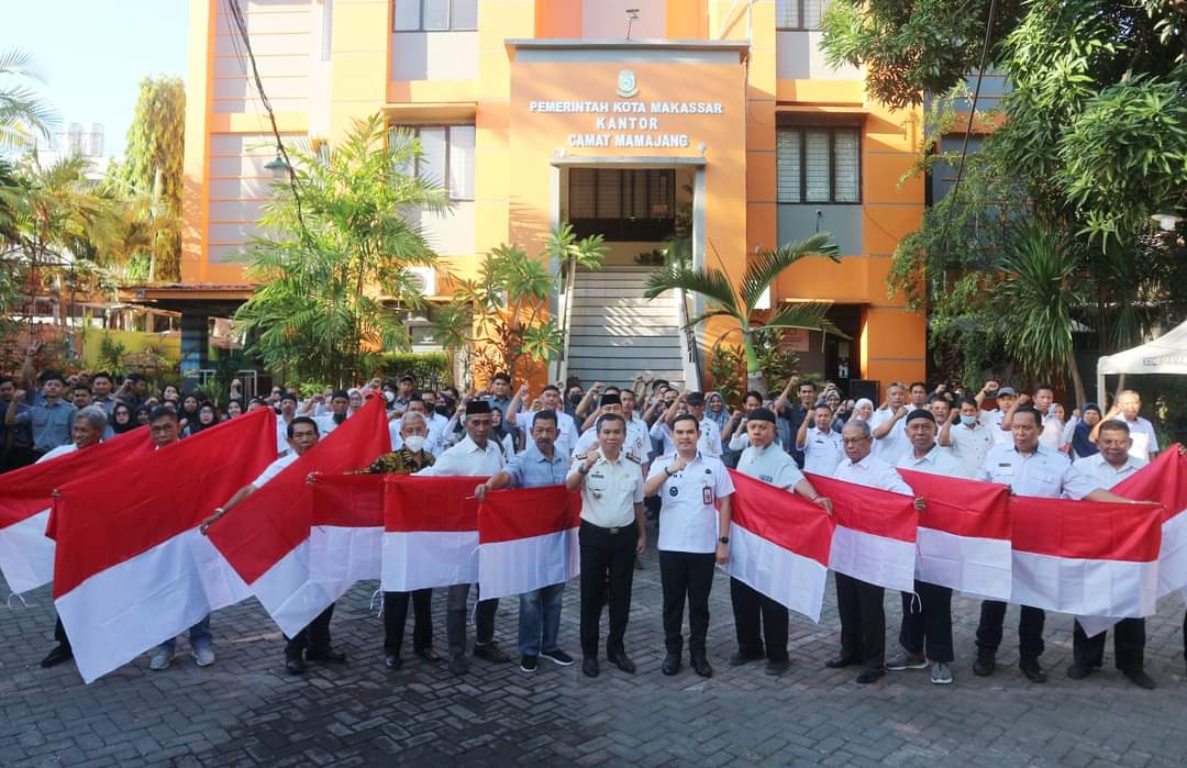 Gambar Camat Mamajang M. Ari Fadli S.STP Mendampingi Kepala Kesbangpol Kota Makassar Pada Kegiatan Apel Pagi Dirangkaikan Dengan Pembagian Bendera Merah Putih